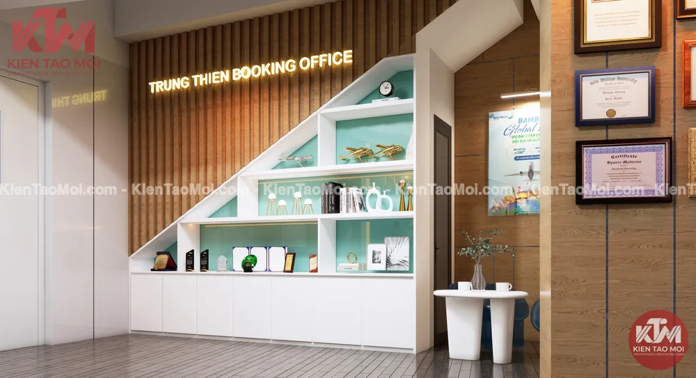 Góc chờ khách trong thiết kế văn phòng vé máy bay, bàn tròn trắng cạnh kệ cầu thang