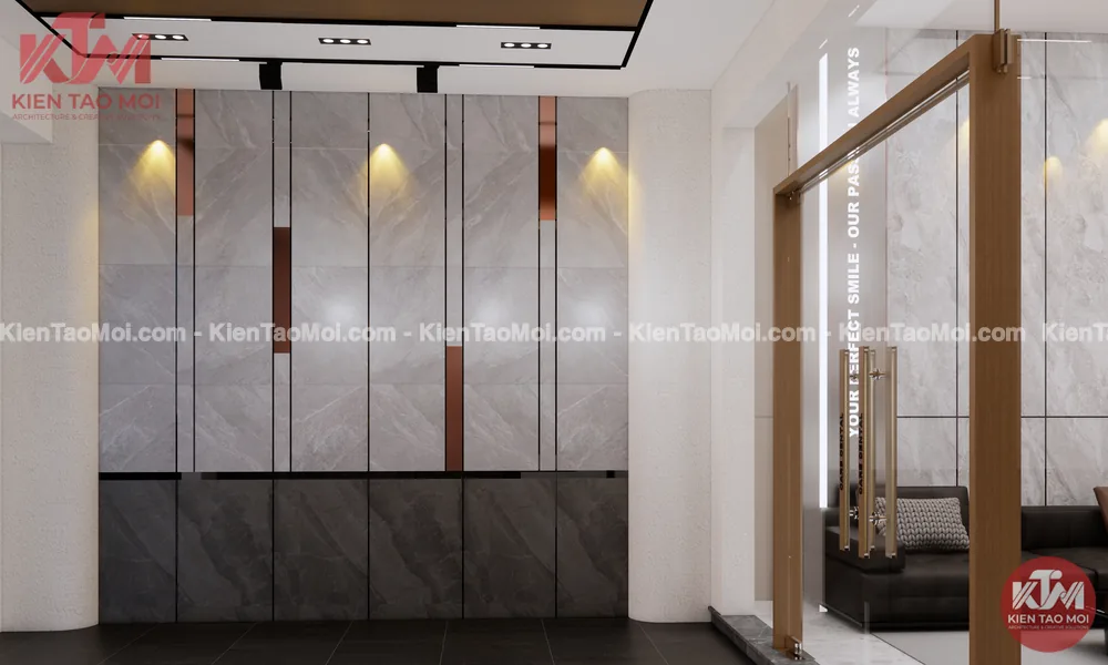 Lối vào cửa kính khung gỗ dẫn từ sảnh đón vào khu lễ tân